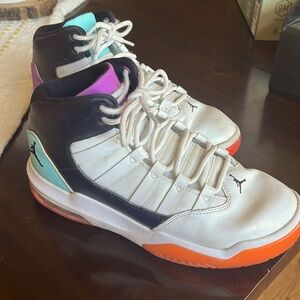 Jordan Max Aura 1 Vintage basketball shoes, high tops: 5.5 Youth